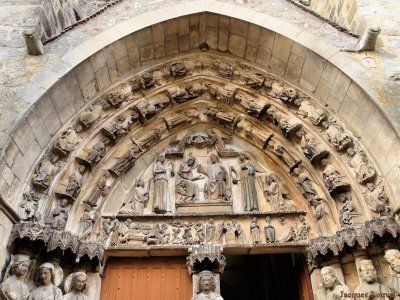 Eglise de Villeneuve l'Archevêque en Bourgogne : portail et tympan