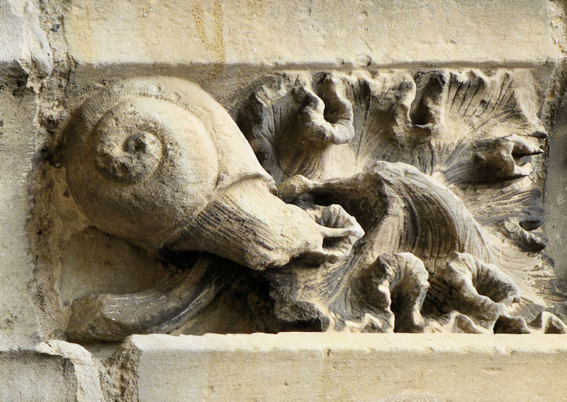 Sculpture du porche de l'église de Moret