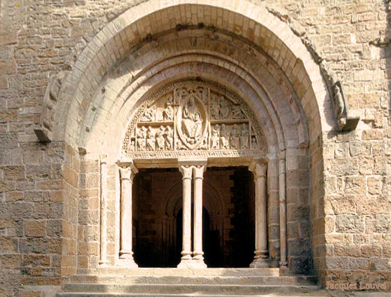 Carennac (Lot) : le porche de l''église Saint-Pierre