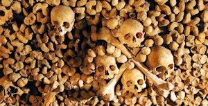 Ossuaire dans les catacombes de Paris