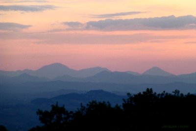 Montagnes des Marches depuis Monte Conero en Italie