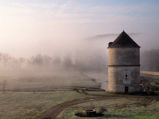 Pigeonnier de l'Abbaye de Reigny le matin