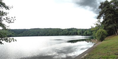 Chaîne des Puys : le Gour de Tazenat vu de la berge du lac