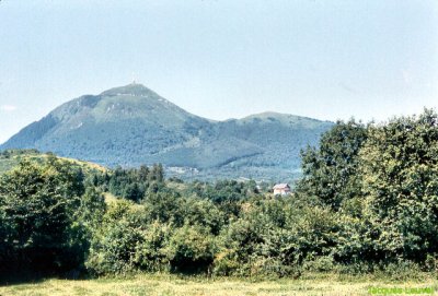 Auvergne. Chaîne des puys : les Puys-de-Dôme vus de l'Est Le Puy de Dôme vu de l'Est