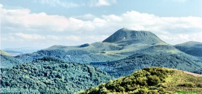 Auvergne. Chaîne des puys : puys de Pariou et Dôme depuis le puy de Jumes Le Puy de Dôme vu du Nord
