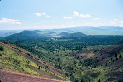 Auvergne. Chaîne des puys Sud : depuis le puy de Lassolas La Chaîne des puys au Sud de Lassolas