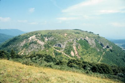 Auvergne. Chaîne des puys : le Grand Sarcoui depuis le Mont Goulède Le Grand Sarcoui (le Chaudron)