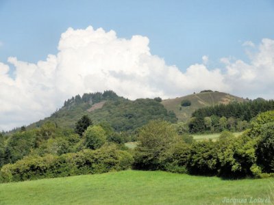 Le puy des Gouttes depuis la départementale Le puy des Gouttes