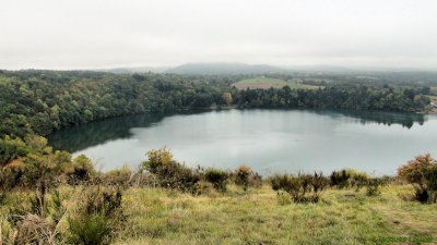 Chaîne des Puys : le Gour de Tazenat, lac de cratère