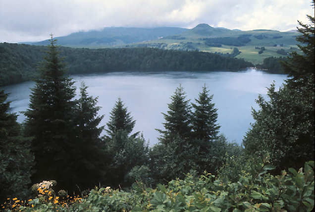 Le lac Pavin, cratère de volcan