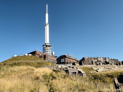 Sommet du puy de Dôme : cohabitation de l'émetteur et du temple de Mercure Sommet du puy de Dôme