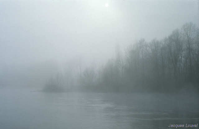 Carennac (Lot) : la Dordogne dans la brume