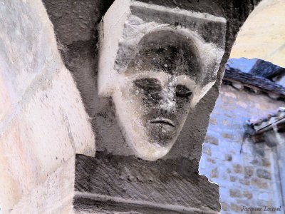 Cul-de-lampe dans le cloître de Carennac (Lot) Carennac (Lot) : cul-de-lampe dans le cloître