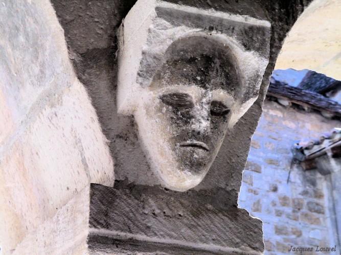 Carennac (Lot) : cul-de-lampe dans le cloître