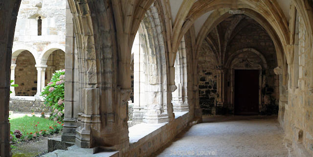 Carennac (Lot) : les coursives Est et Sud du cloître