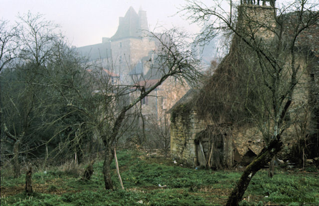 Carennac (Lot) : le château dans la brume