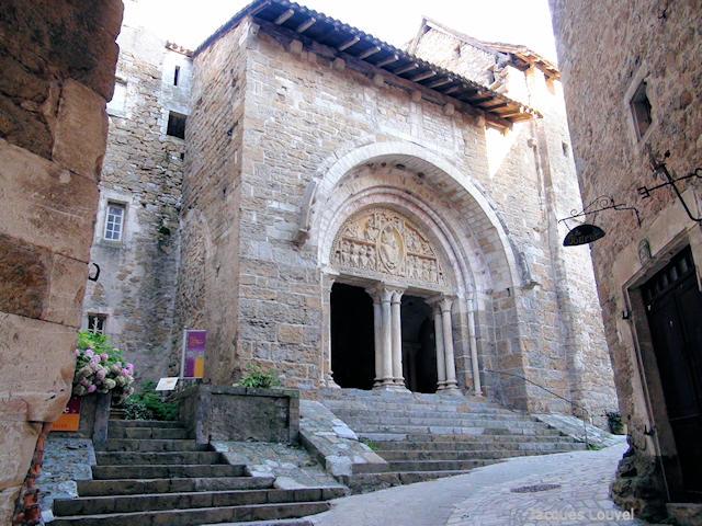 Carennac (Lot) : le porche de l'église St-Pierre
