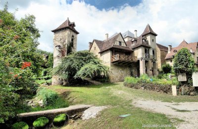 Carennac (Lot) : la tour vue de la berge de la Dordogne Carennac (Lot) : la tour vue de la berge de la Dordogne