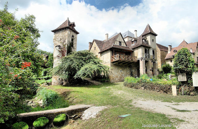 Carennac (Lot) : la tour vue de la berge de la Dordogne