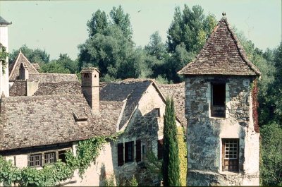 Carennac : la tour vue du petit pont Carennac (Lot) : la tour vue du petit pont