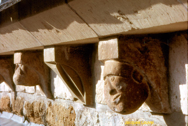 Carennac (Lot) : les modillons du toit de l'église St-Pierre