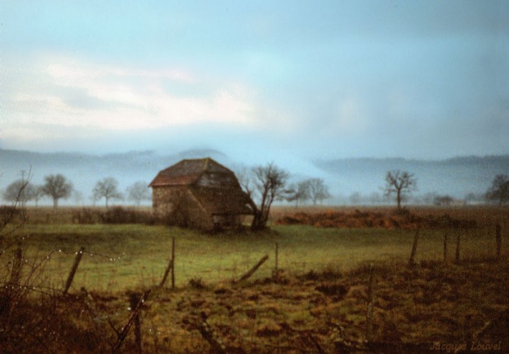 Carennac (Lot) : vallée de la Dordogne sous la pluie