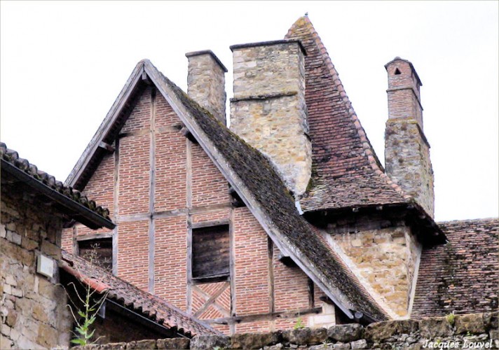 Carennac (Lot) : un pignon au dessus du cloître