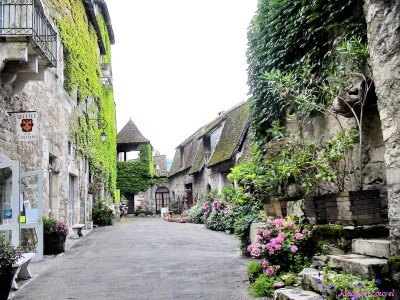 Carennac (Lot) : la cour du Prieuré