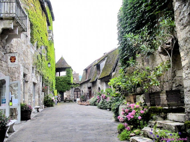 Carennac (Lot) : la cour du Prieuré