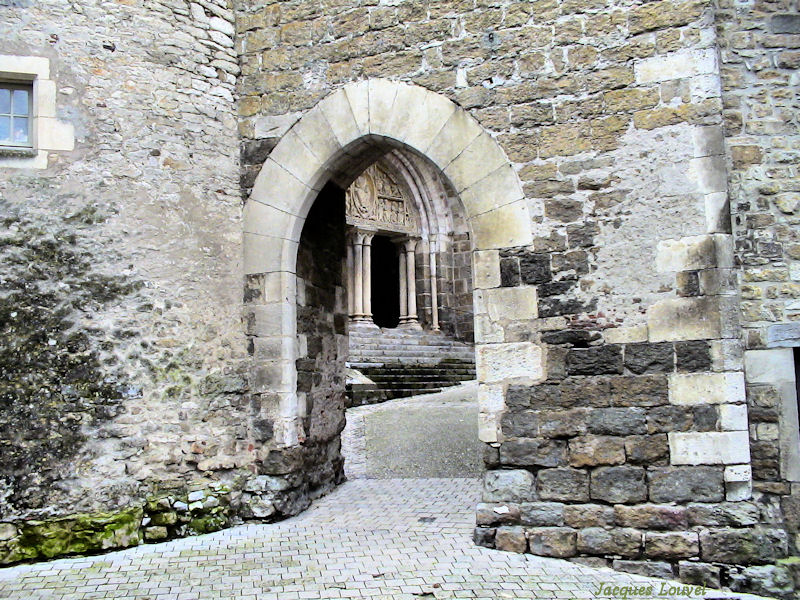 Carennac (Lot) : porche d'entrée  du prieuré
