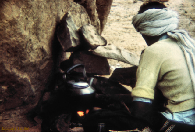 Tassili n'Ajjer : bivouac - préparation du thé