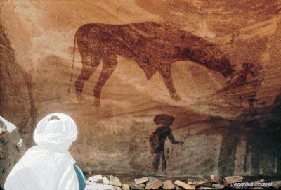 Guide targui contemplant une fresque à Tin Aboteka Tassili n'Ajjer : Tin Aboteka