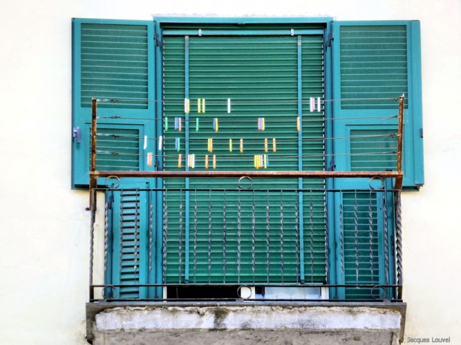 Pinces à linge sur volet vert